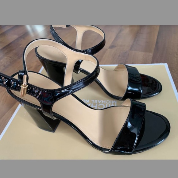 🆕 MK Tori Patent Sandals - Picture 1 of 11
